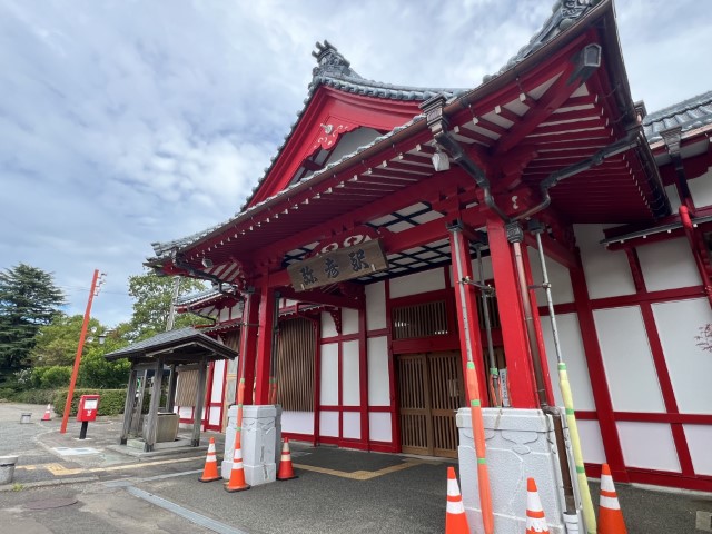 弥彦駅の赤と白の伝統的な木造駅舎|弥彦駅 散策