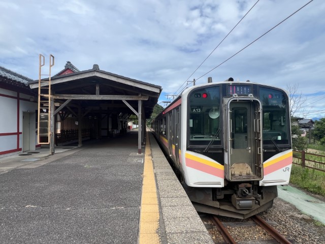 E129系と弥彦駅ホーム|ローカル線ぶらり旅