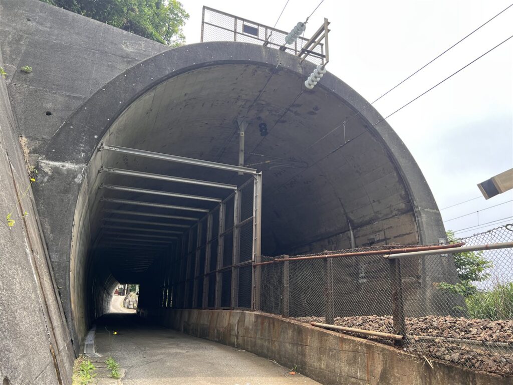 新五十川トンネルの内部。金網越しに線路が並ぶ