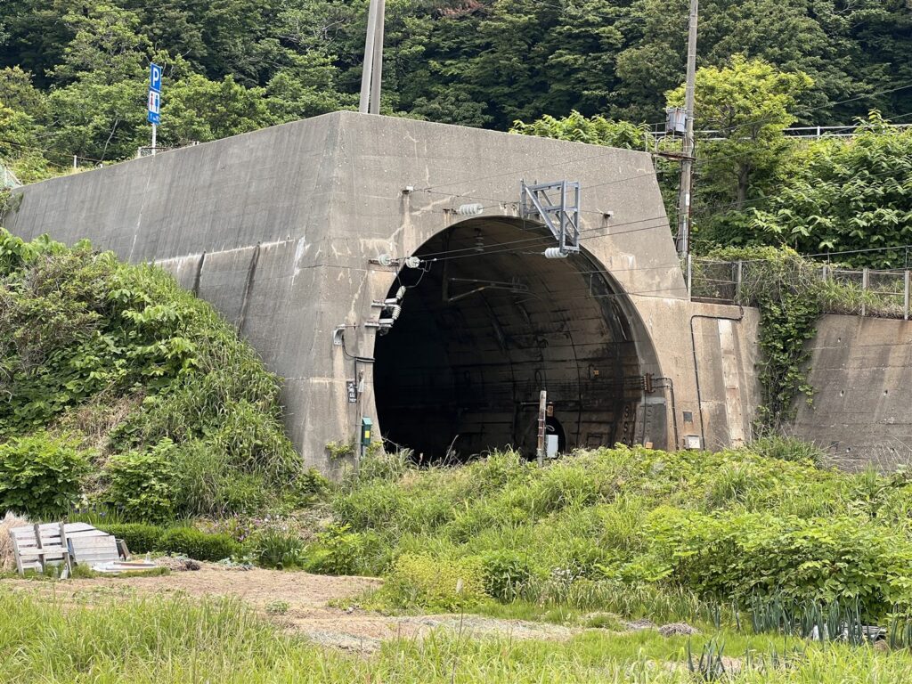 複線断面で掘られたが単線のまま使われているトンネル