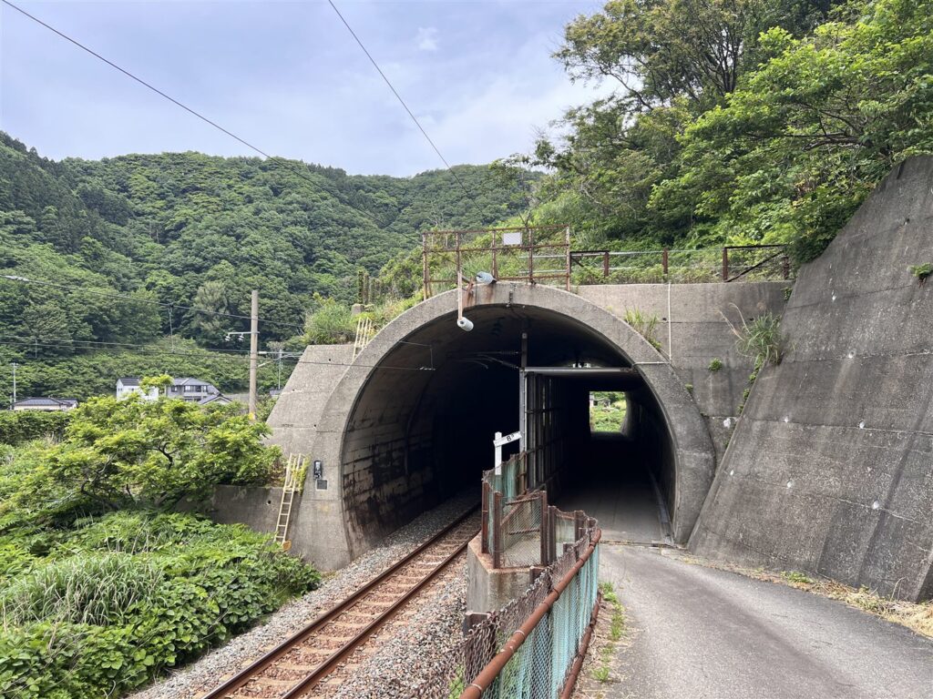 線路と道路が同居する新五十川トンネルの坑口