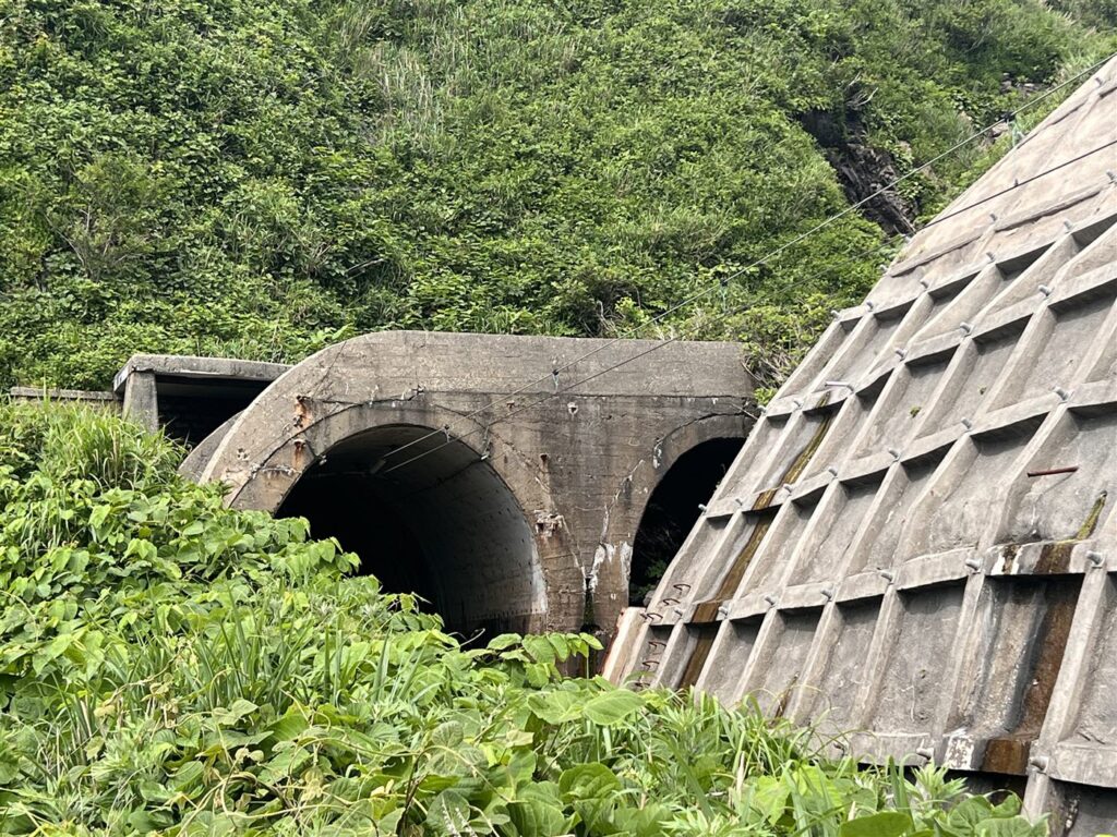 並んだ2つ穴の構造物。複線用ではなく水路確保のためのもの