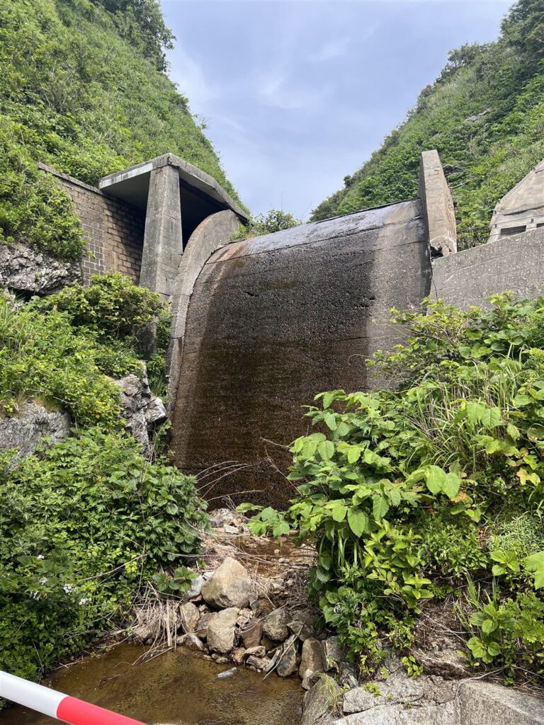 構造物の上を流れ落ちる沢の水