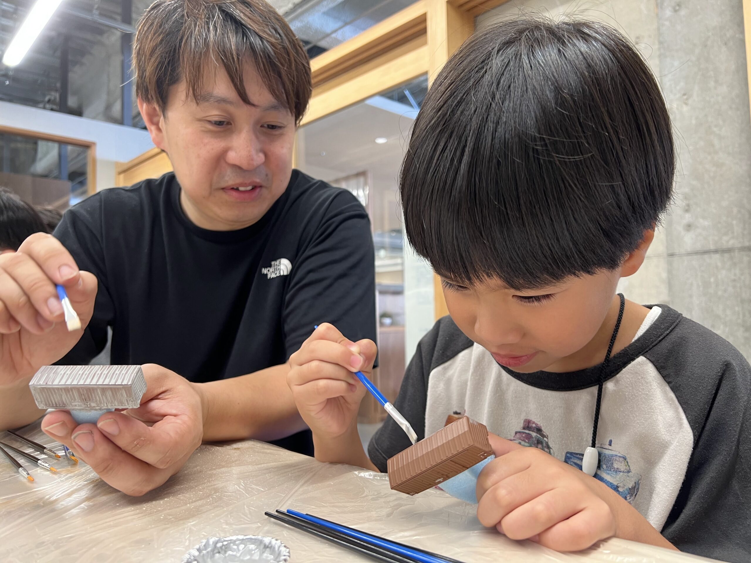 ウェザリング講座の会場にて。親子で参加の様子