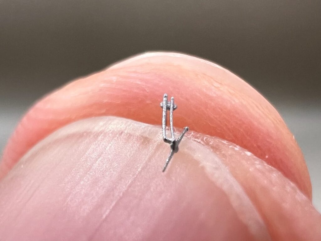 汎用ワイパー 3D-B005 塗装例 指先に乗せた大きさ