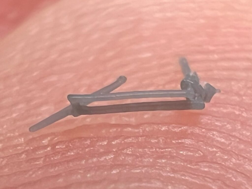 汎用ワイパー 指に乗せた大きさ