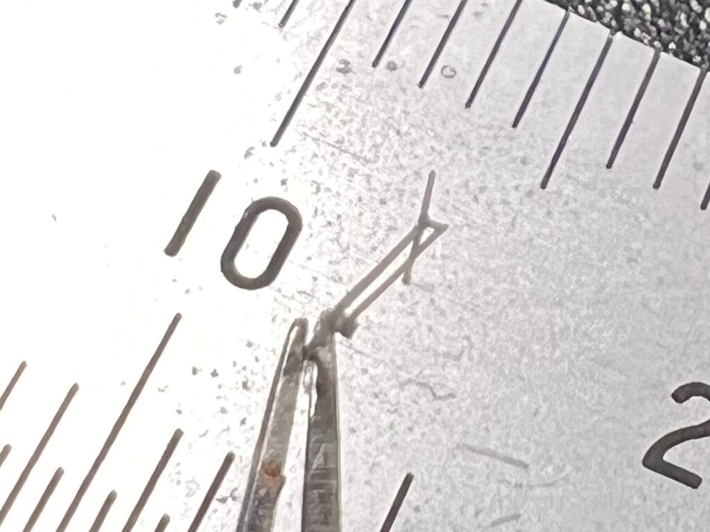 汎用ワイパー ピンセットでつまんだところ
