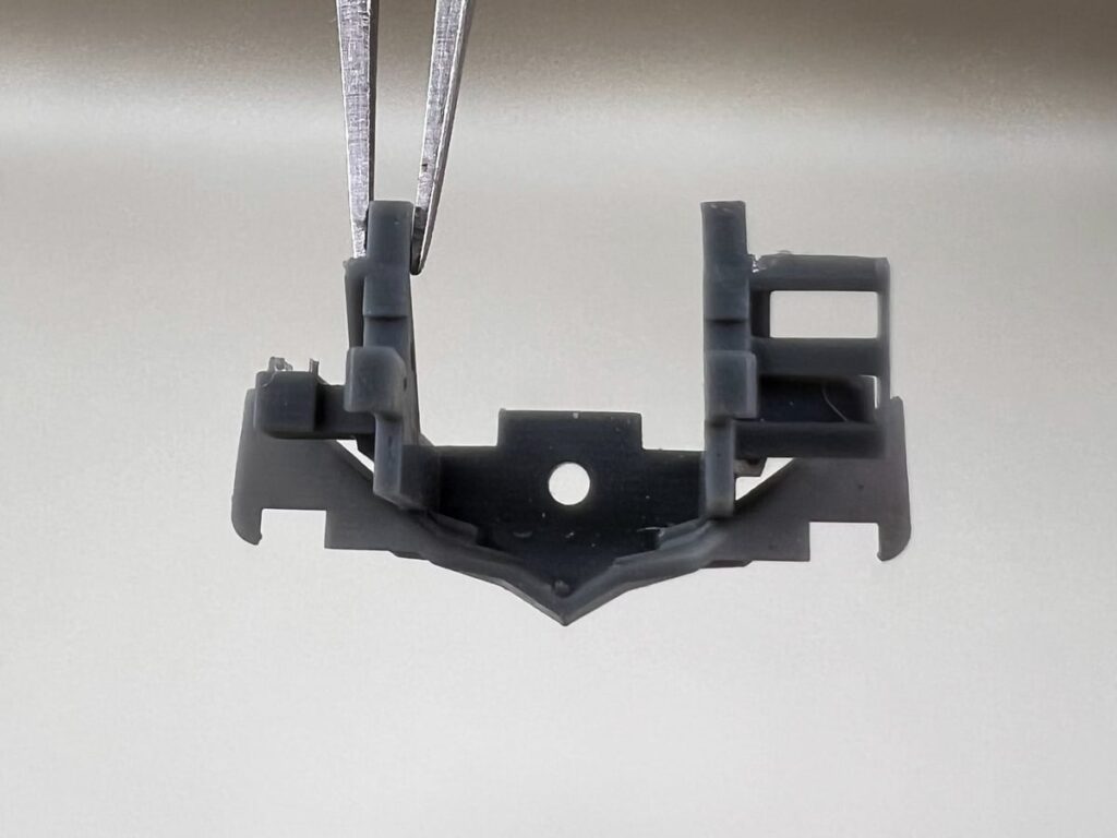 双頭連結器用スノープラ ピンセットで持ったパーツ