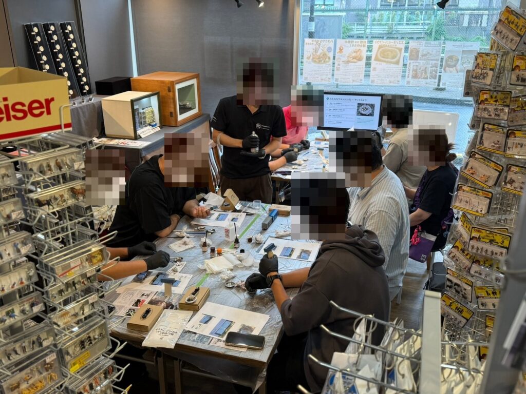 汚し会でワムに筆で汚しを入れていく参加者