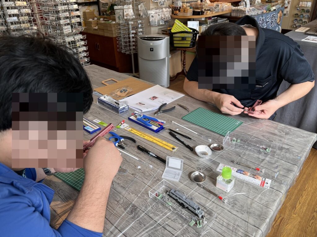 真鍮線の手すりを植える作業の手元