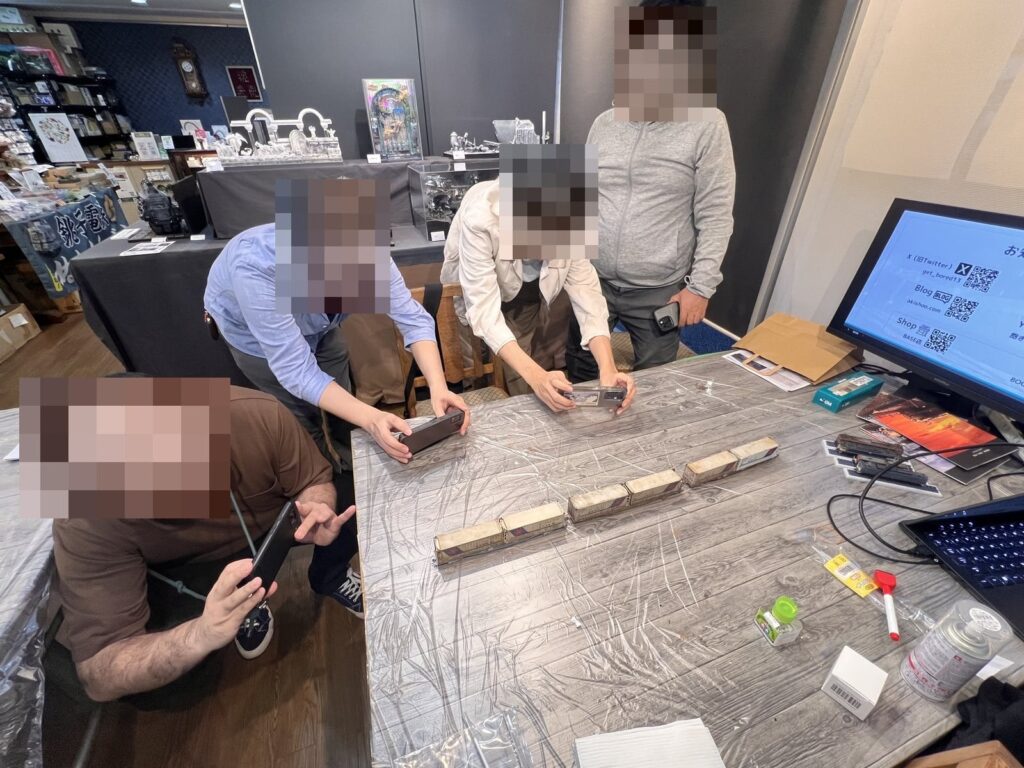 汚し会 コンテナ編。仕上がったコンテナを撮影する参加者